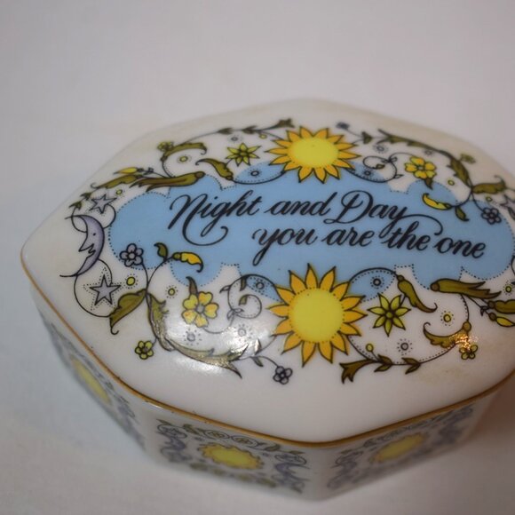 Vintage 1983 Franklin Porcelain Kate Lloyd Jones Night And Day Music Box - Picture 1 of 6